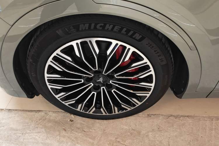 Used VOYAH FREE 2025 Model FREE+ Four-Wheel-Drive Qiankun Edition Left Front Wheel Hub