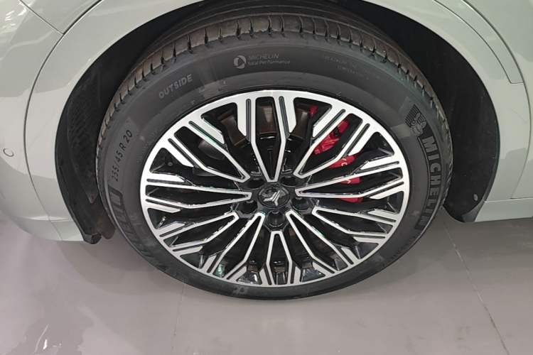 Used VOYAH FREE 2025 Model FREE+ Four-Wheel-Drive Qiankun Edition Left Front Wheel Hub