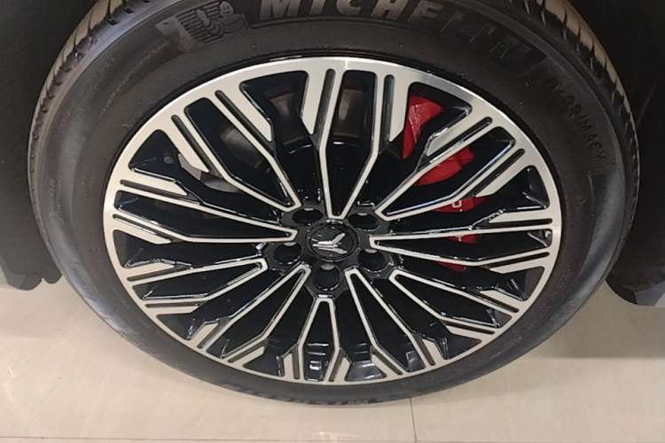 Used VOYAH FREE 2025 Model FREE+ Rear-Drive Qiankun Edition Left Front Wheel Hub