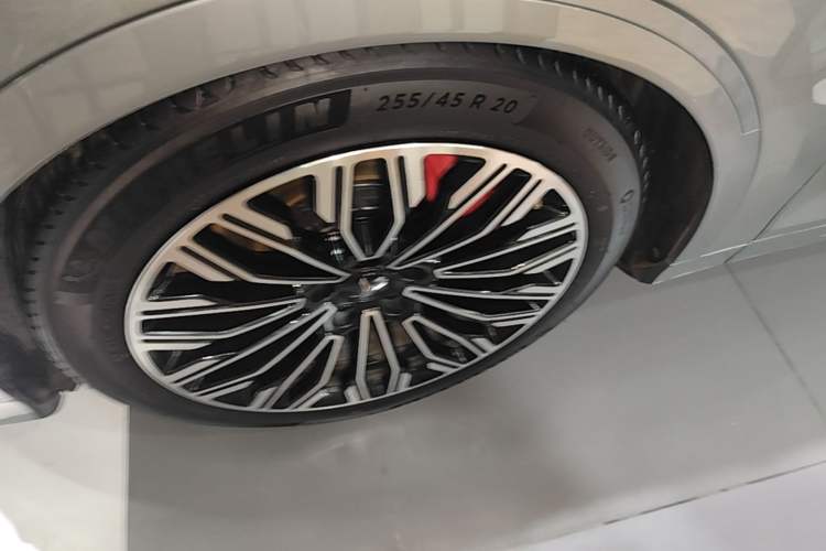 Used VOYAH FREE 2025 Model FREE+ Four-Wheel-Drive Qiankun Edition Left Front Wheel Hub