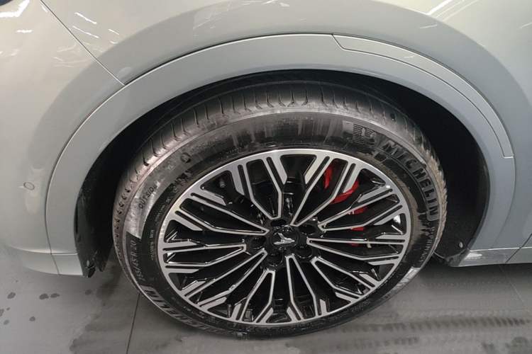 Used VOYAH FREE 2025 Model FREE+ Rear-Drive Qiankun Edition Left Front Wheel Hub