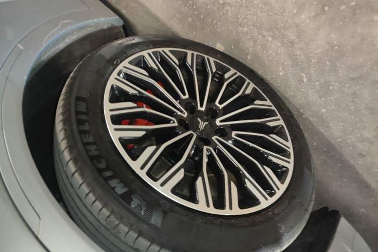 Used VOYAH FREE 2025 Model FREE+ Rear-Drive Qiankun Edition Left Front Wheel Hub