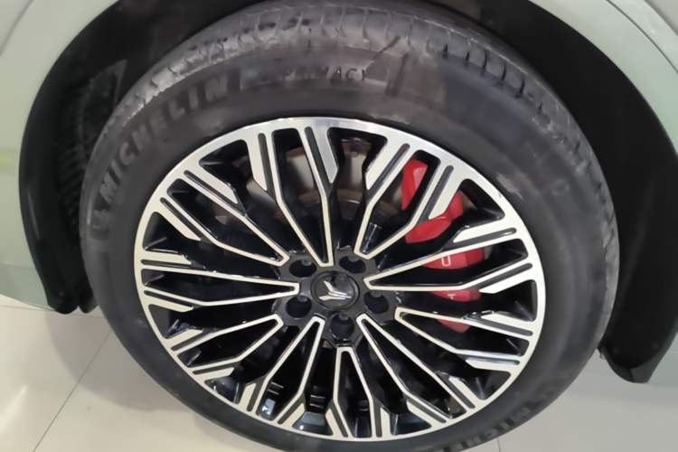 Used VOYAH FREE 2025 Model FREE+ Rear-Drive Qiankun Edition Left Front Wheel Hub