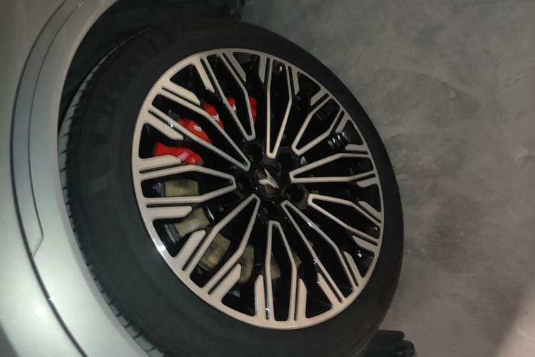 Used VOYAH FREE 2025 Model FREE+ Four-Wheel-Drive Qiankun Edition Left Front Wheel Hub