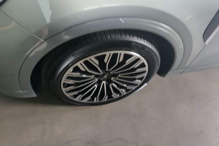 Used VOYAH FREE 2025 Model FREE+ Rear-Drive Qiankun Edition Left Front Wheel Hub