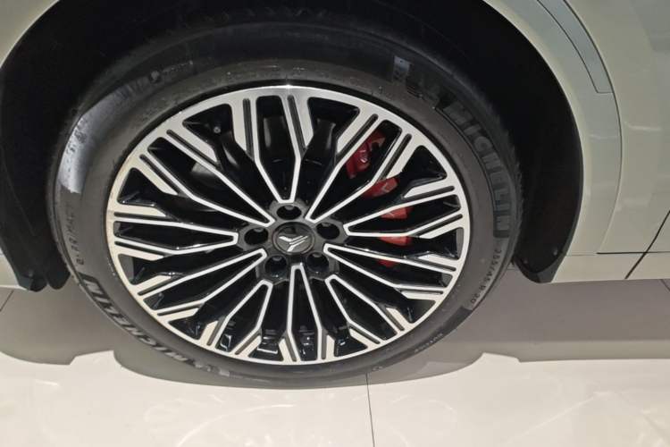 Used VOYAH FREE 2025 Model FREE+ Rear-Drive Qiankun Edition Left Front Wheel Hub