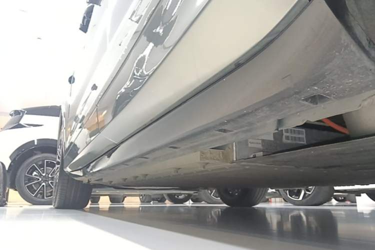 Used VOYAH FREE 2025 Model FREE+ Four-Wheel-Drive Qiankun Edition Left Side Sill