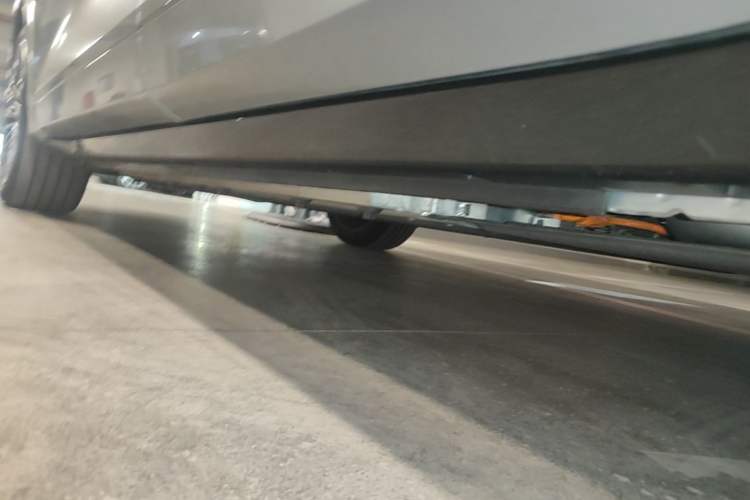 Used VOYAH FREE 2025 Model FREE+ Rear-Drive Qiankun Edition Left Side Sill