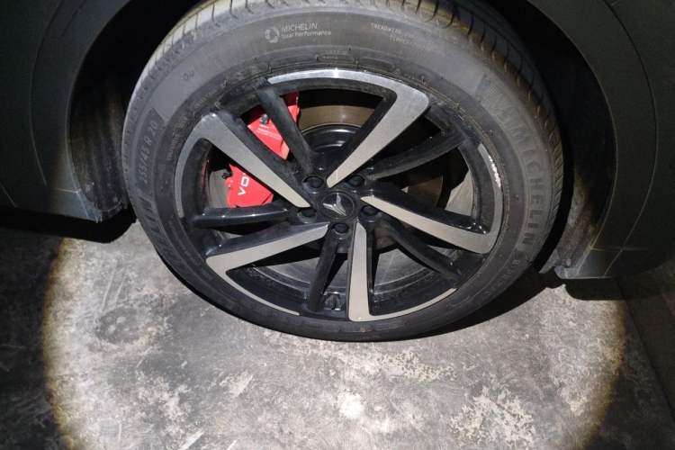 Used VOYAH FREE 2025 Model FREE+ Rear-Drive Qiankun Edition Right Front Wheel Hub