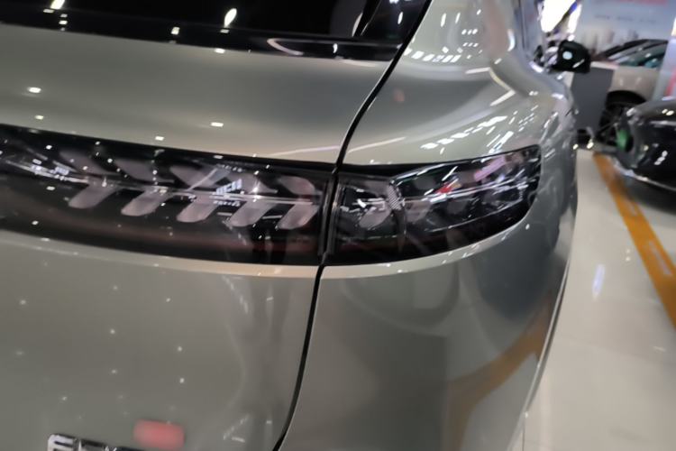 Used VOYAH FREE 2025 Model FREE+ Rear-Drive Qiankun Edition Right Rear Taillight