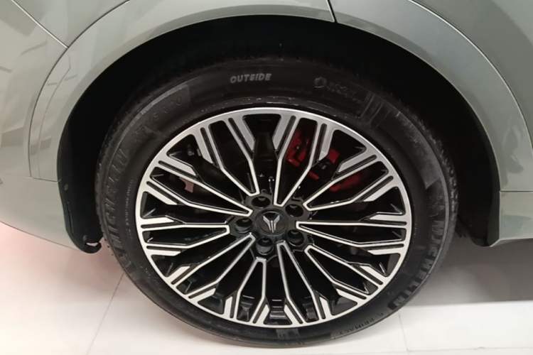 Used VOYAH FREE 2025 Model FREE+ Four-Wheel-Drive Qiankun Edition Right Rear Wheel Hub