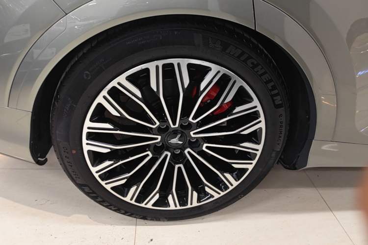 Used VOYAH FREE 2025 Model FREE+ Four-Wheel-Drive Qiankun Edition Right Rear Wheel Hub
