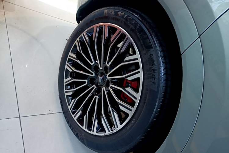 Used VOYAH FREE 2025 Model FREE+ Rear-Drive Qiankun Edition Right Rear Wheel Hub