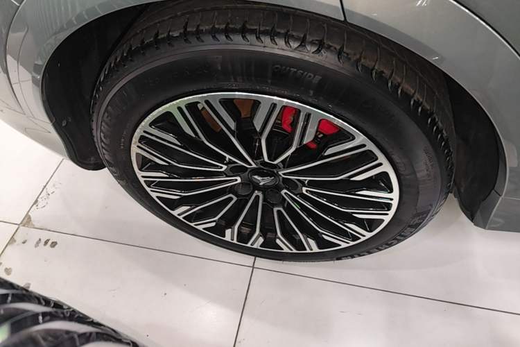 Used VOYAH FREE 2025 Model FREE+ Four-Wheel-Drive Qiankun Edition Right Rear Wheel Hub