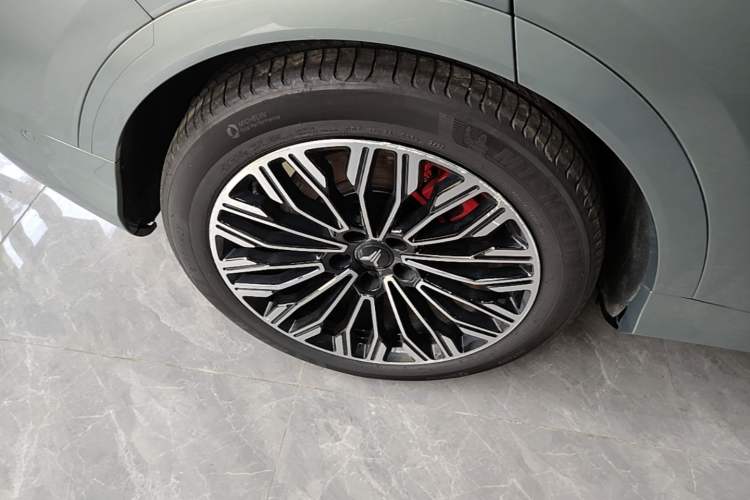 Used VOYAH FREE 2025 Model FREE+ Four-Wheel-Drive Qiankun Edition Right Rear Wheel Hub