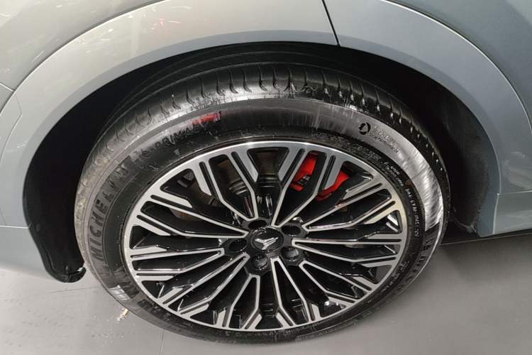 Used VOYAH FREE 2025 Model FREE+ Rear-Drive Qiankun Edition Right Rear Wheel Hub