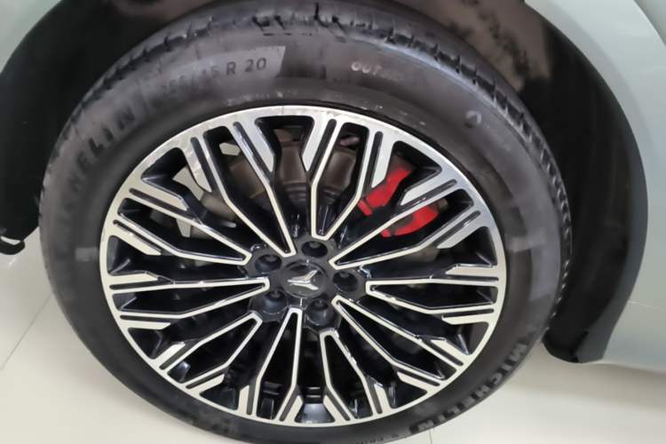 Used VOYAH FREE 2025 Model FREE+ Rear-Drive Qiankun Edition Right Rear Wheel Hub
