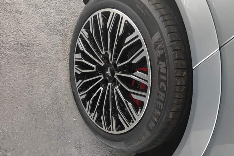 Used VOYAH FREE 2025 Model FREE+ Four-Wheel-Drive Qiankun Edition Right Rear Wheel Hub