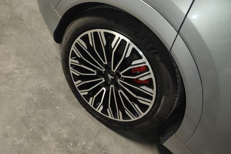 Used VOYAH FREE 2025 Model FREE+ Four-Wheel-Drive Qiankun Edition Right Rear Wheel Hub