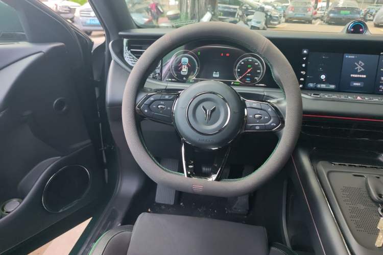 Used VOYAH FREE 2025 318 259 km All-Wheel-Drive Exploration Edition Steering Wheel
