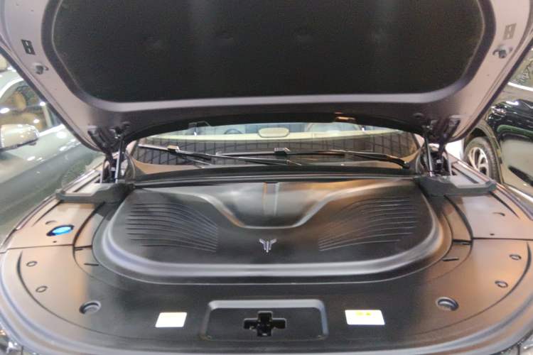 Used VOYAH FREE 2025 Model FREE+ Four-Wheel-Drive Qiankun Edition Engine Bay