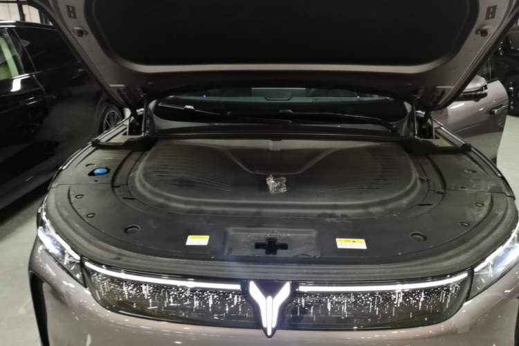 Used VOYAH FREE 2025 Model FREE+ Four-Wheel-Drive Qiankun Edition Engine Bay