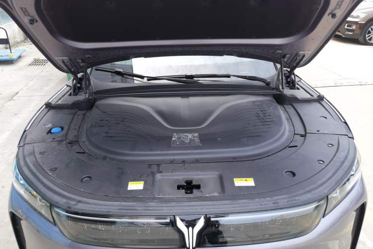 Used VOYAH FREE 2025 Model FREE+ Four-Wheel-Drive Qiankun Edition Engine Bay