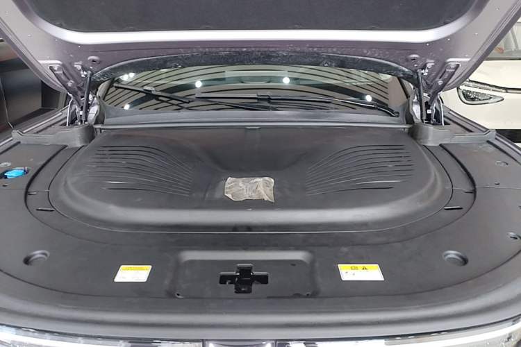 Used VOYAH FREE 2025 Model FREE+ Four-Wheel-Drive Qiankun Edition Engine Bay