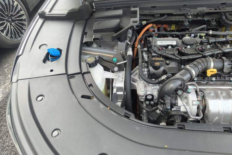 Used VOYAH FREE 2025 Model FREE+ Four-Wheel-Drive Qiankun Edition Engine Bay Right