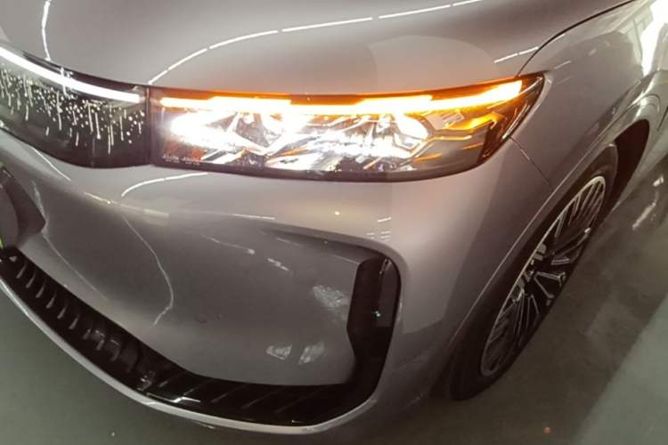 Used VOYAH FREE 2025 Model FREE+ Four-Wheel-Drive Qiankun Edition Left Front Headlight