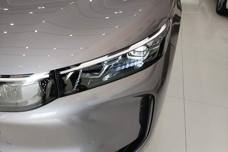 Used VOYAH FREE 2025 Model FREE+ Four-Wheel-Drive Qiankun Edition Left Front Headlight