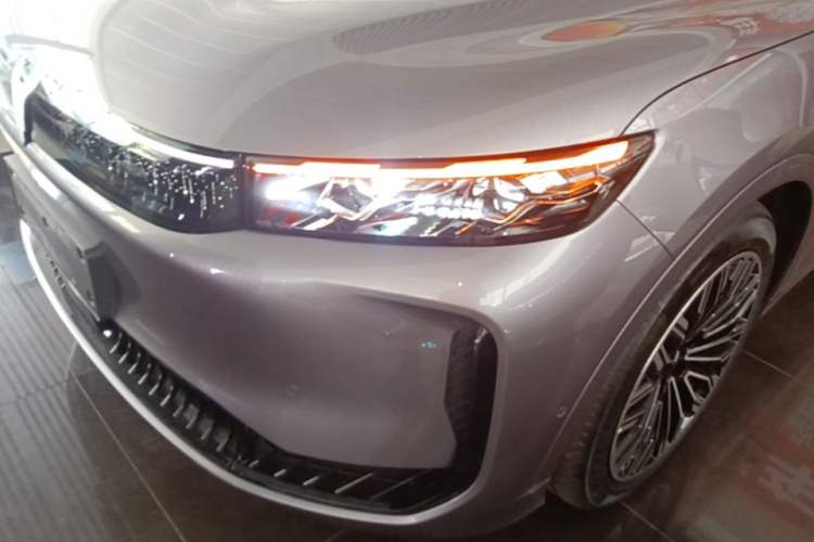 Used VOYAH FREE 2025 Model FREE+ Four-Wheel-Drive Qiankun Edition Left Front Headlight