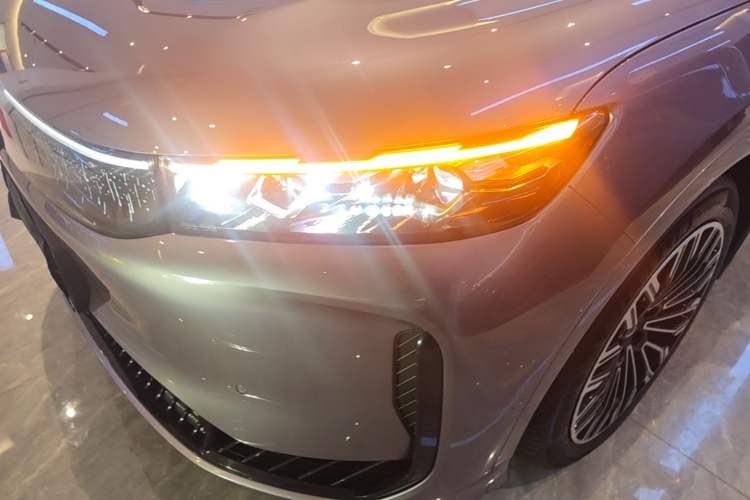 Used VOYAH FREE 2025 Model FREE+ Four-Wheel-Drive Qiankun Edition Left Front Headlight
