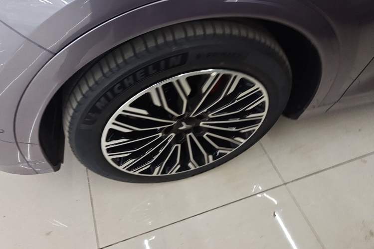 Used VOYAH FREE 2025 Model FREE+ Four-Wheel-Drive Qiankun Edition Left Front Wheel Hub