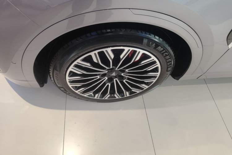 Used VOYAH FREE 2025 Model FREE+ Four-Wheel-Drive Qiankun Edition Left Front Wheel Hub