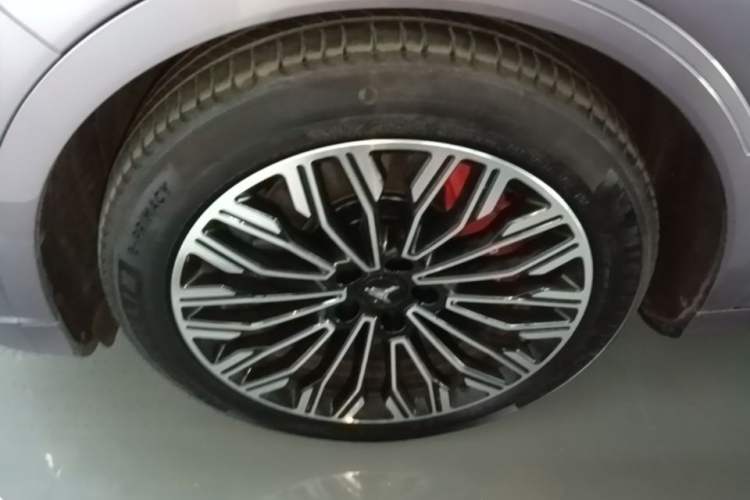 Used VOYAH FREE 2025 Model FREE+ Four-Wheel-Drive Qiankun Edition Left Front Wheel Hub