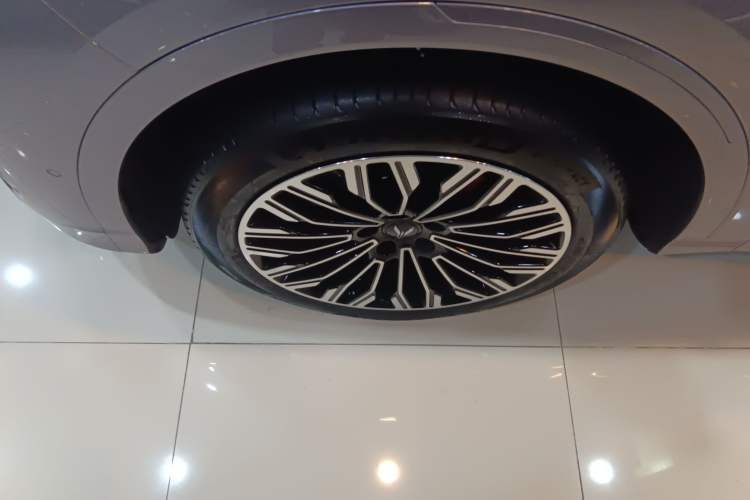 Used VOYAH FREE 2025 Model FREE+ Four-Wheel-Drive Qiankun Edition Left Front Wheel Hub