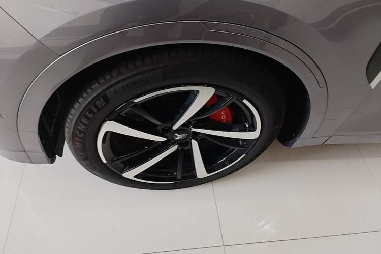 Used VOYAH FREE 2025 Model FREE+ Four-Wheel-Drive Qiankun Edition Left Front Wheel Hub