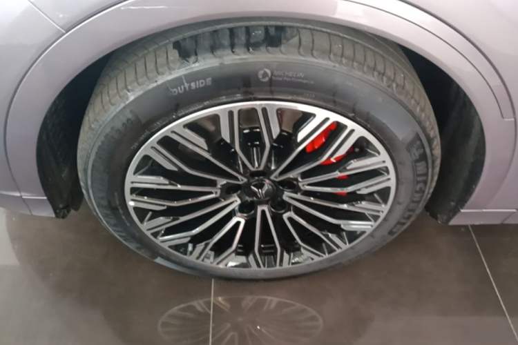 Used VOYAH FREE 2025 Model FREE+ Four-Wheel-Drive Qiankun Edition Left Front Wheel Hub