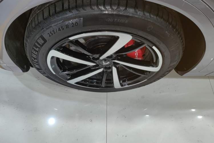 Used VOYAH FREE 2025 Model FREE+ Four-Wheel-Drive Qiankun Edition Left Front Wheel Hub