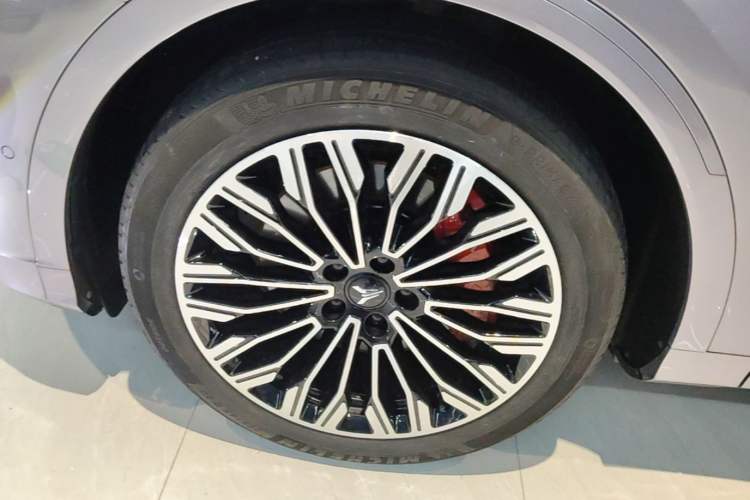 Used VOYAH FREE 2025 Model FREE+ Rear-Drive Qiankun Edition Left Front Wheel Hub
