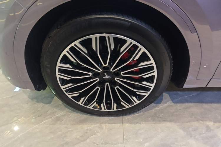 Used VOYAH FREE 2025 Model FREE+ Four-Wheel-Drive Qiankun Edition Left Front Wheel Hub