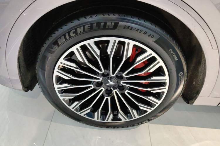 Used VOYAH FREE 2025 Model FREE+ Rear-Drive Qiankun Edition Left Front Wheel Hub