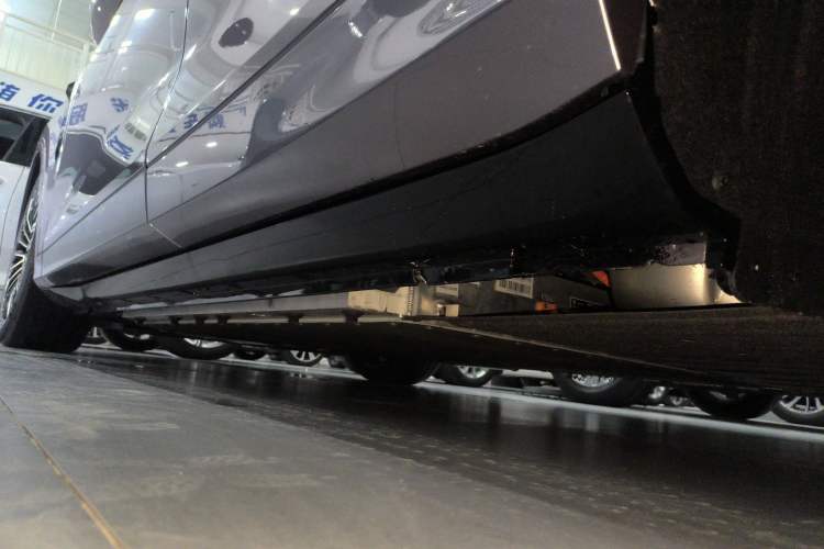 Used VOYAH FREE 2025 Model FREE+ Four-Wheel-Drive Qiankun Edition Left Side Sill