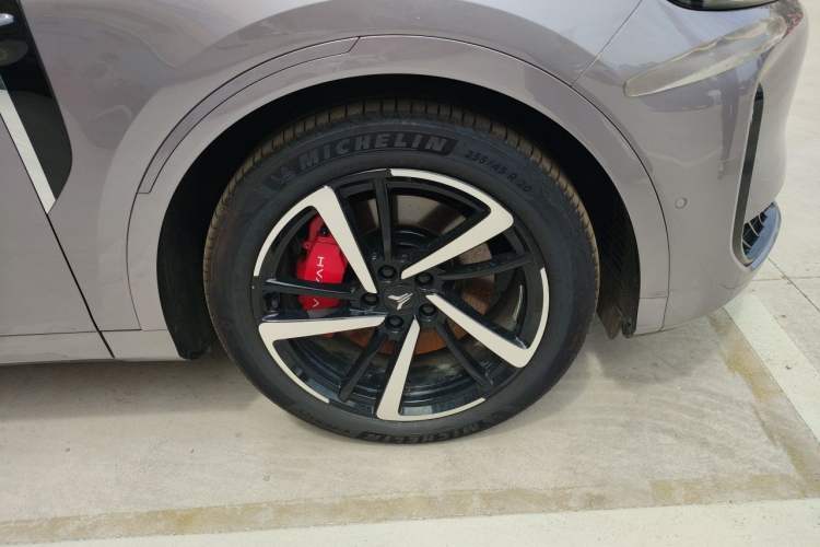 Used VOYAH FREE 2025 Model FREE+ Four-Wheel-Drive Qiankun Edition Right Front Wheel Hub