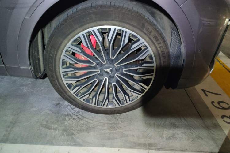 Used VOYAH FREE 2025 Model FREE+ Rear-Drive Qiankun Edition Right Front Wheel Hub