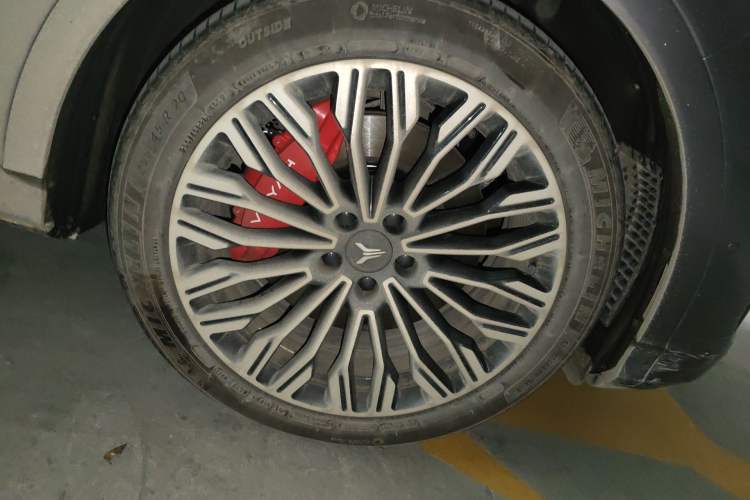 Used VOYAH FREE 2025 Model FREE+ Four-Wheel-Drive Qiankun Edition Right Front Wheel Hub