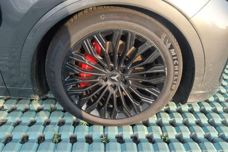 Used VOYAH FREE 2025 Model FREE+ Four-Wheel-Drive Qiankun Edition Right Front Wheel Hub