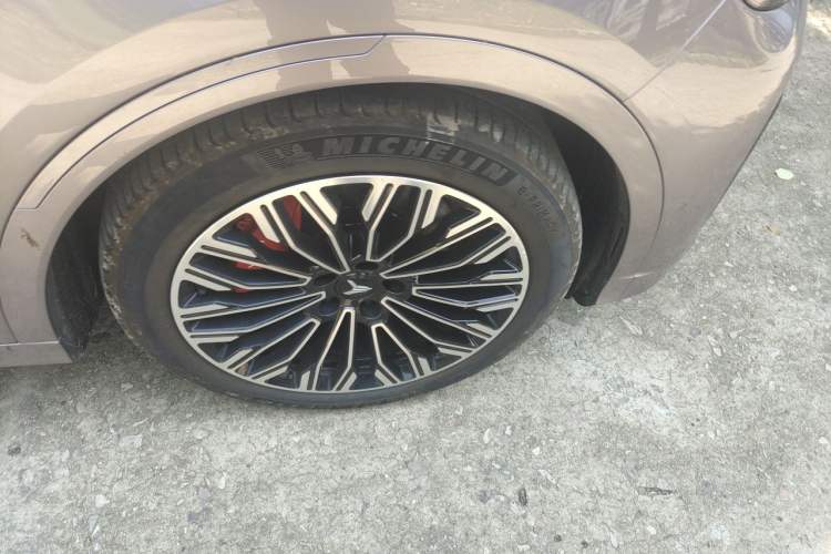 Used VOYAH FREE 2025 Model FREE+ Four-Wheel-Drive Qiankun Edition Right Front Wheel Hub