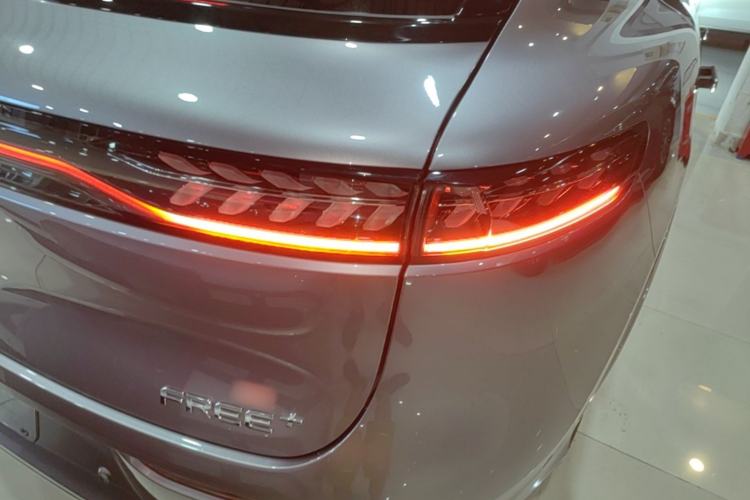Used VOYAH FREE 2025 Model FREE+ Four-Wheel-Drive Qiankun Edition Right Rear Taillight